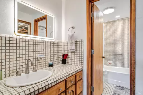 Bath - 26807 Oak Knoll Ter, Cloverdale, CA 95425 photo 1 of 2