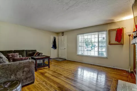 Living - 113 Parkwood Dr, Vallejo, CA 94591 photo 3 of 5