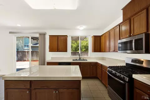 Kitchen - 1073 Cabernet Ct, Vacaville, CA 95688 photo 4 of 5