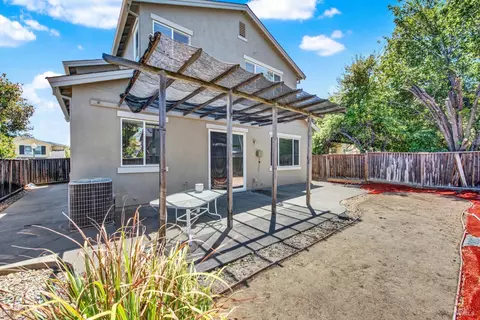 Exterior - 1073 Cabernet Ct, Vacaville, CA 95688 photo 8 of 10