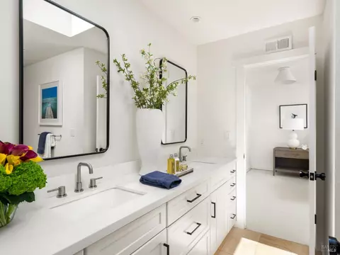 Bath - 4 Ames Ave, Ross, CA 94957 photo 5 of 6