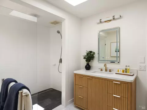 Bath - 4 Ames Ave, Ross, CA 94957 photo 3 of 6