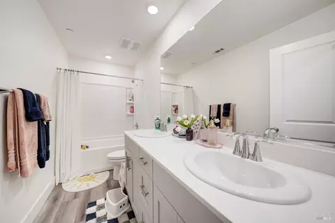 Bath - 3216 Center Dr, Fairfield, CA 94533 photo 2 of 2