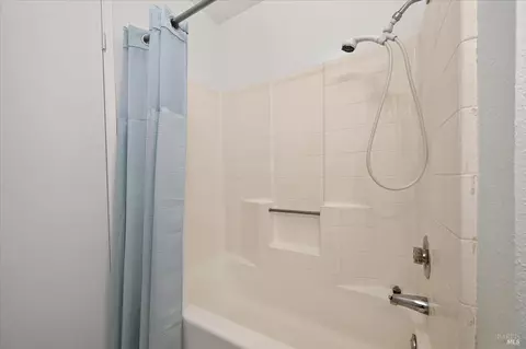 Bath - 2002 Clearview Cir, Benicia, CA 94510 photo 3 of 4
