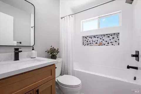 Bath - 34 Devonshire Dr, Novato, CA 94947 photo 4 of 6