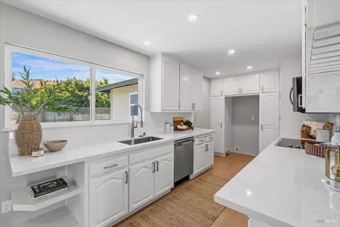Kitchen - 34 Devonshire Dr, Novato, CA 94947 photo 3 of 7