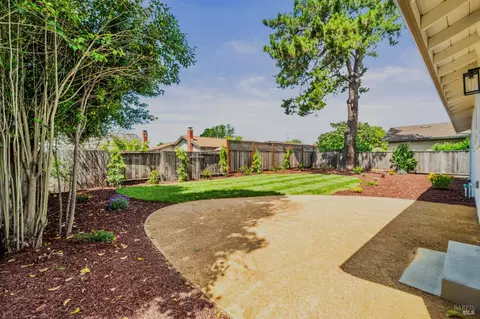 1521 Sarkesian Dr, Petaluma, CA 94954 photo 3
