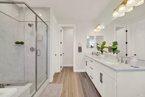 Bath - 700 Moonlight Ct, Dixon, CA 95620 photo 4 of 5