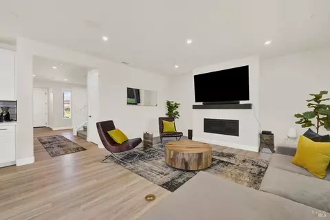 Living - 700 Moonlight Ct, Dixon, CA 95620 photo 3 of 4