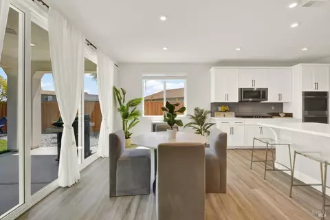 Dining - 700 Moonlight Ct, Dixon, CA 95620 photo 2 of 4