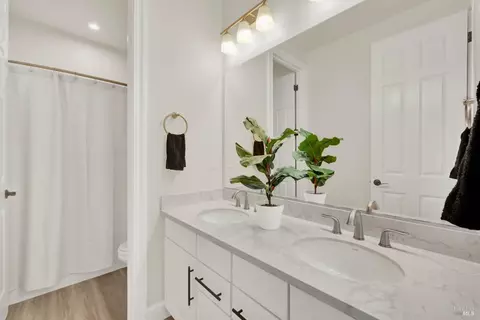 Bath - 700 Moonlight Ct, Dixon, CA 95620 photo 2 of 5