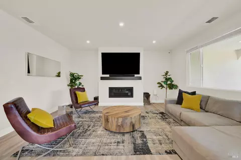 Living - 700 Moonlight Ct, Dixon, CA 95620 photo 2 of 4