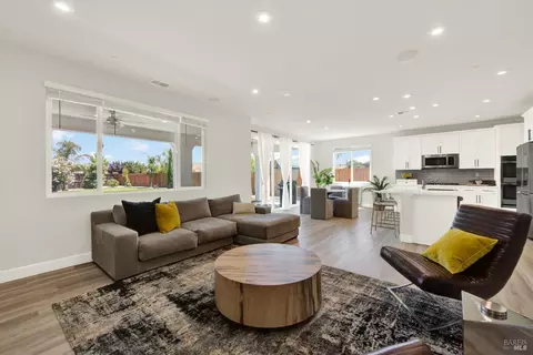 Living - 700 Moonlight Ct, Dixon, CA 95620 photo 4 of 4