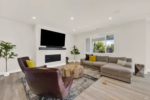 Living - 700 Moonlight Ct, Dixon, CA 95620 photo 1 of 4