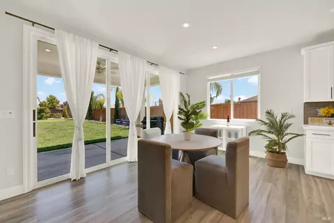 Dining - 700 Moonlight Ct, Dixon, CA 95620 photo 1 of 4