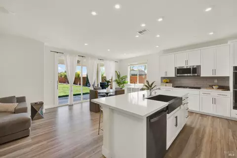 Kitchen - 700 Moonlight Ct, Dixon, CA 95620 photo 6 of 9