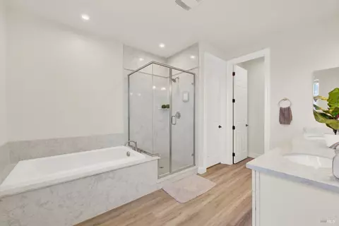 Bath - 700 Moonlight Ct, Dixon, CA 95620 photo 3 of 5