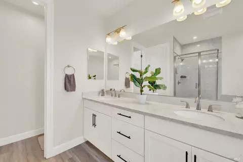 Bath - 700 Moonlight Ct, Dixon, CA 95620 photo 5 of 5