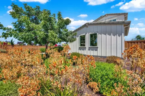 Exterior - 700 Moonlight Ct, Dixon, CA 95620 photo 3 of 26