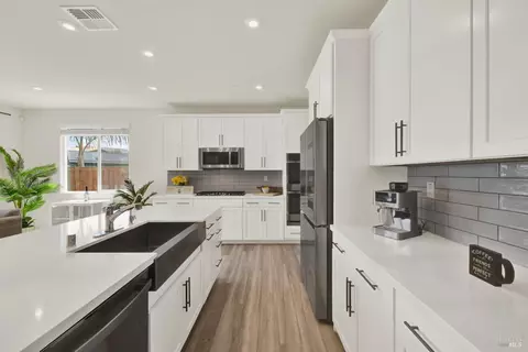 Kitchen - 700 Moonlight Ct, Dixon, CA 95620 photo 5 of 9