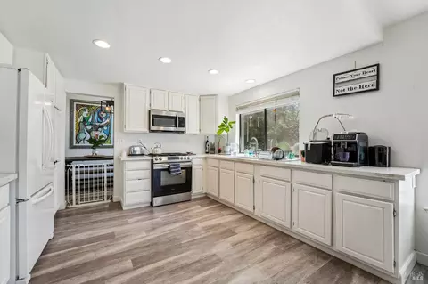 Kitchen - 149 Cottontail Way, Windsor, CA 95492 photo 2 of 5