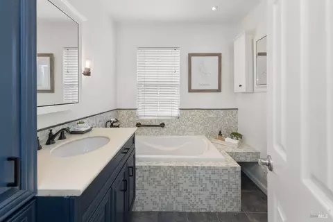 Bath - 789 Clausing Ave, Novato, CA 94945 photo 3 of 4
