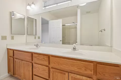 Bath - 138 Altamont Ct, Fairfield, CA 94534 photo 2 of 4