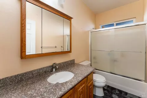 Bath - 261 Crestview Dr, Ukiah, CA 95482 photo 2 of 3