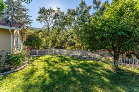 Exterior - 261 Crestview Dr, Ukiah, CA 95482 photo 3 of 7