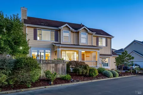 1073 Warren Dr, Petaluma, CA 94952
