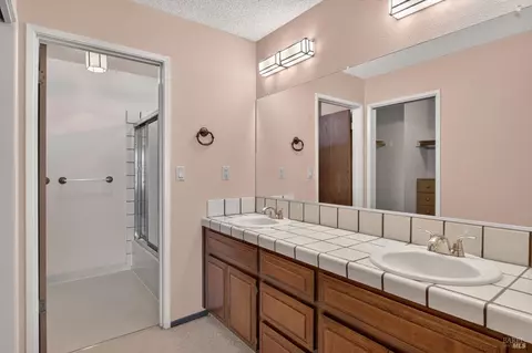 Bath - 843 Coventry Ln, Fairfield, CA 94533 photo 2 of 5