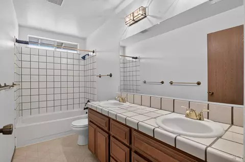 Bath - 843 Coventry Ln, Fairfield, CA 94533 photo 4 of 5