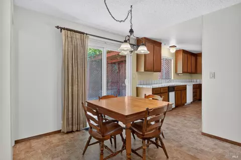 Dining - 843 Coventry Ln, Fairfield, CA 94533 photo 6 of 8