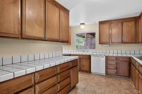 Kitchen - 843 Coventry Ln, Fairfield, CA 94533 photo 3 of 8