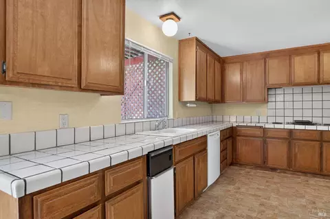 Kitchen - 843 Coventry Ln, Fairfield, CA 94533 photo 4 of 8