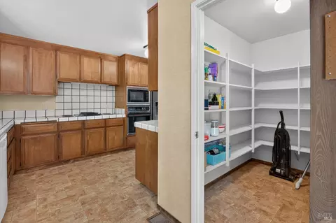 Kitchen - 843 Coventry Ln, Fairfield, CA 94533 photo 6 of 8