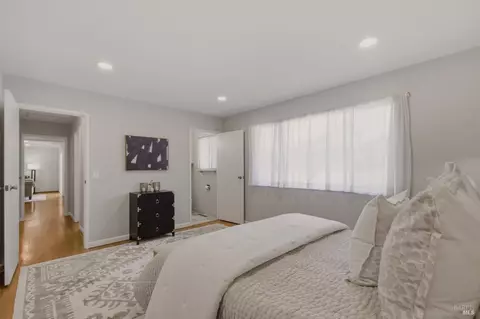 Bedroom - 1931 Sereno Dr, Vallejo, CA 94589 photo 5 of 9