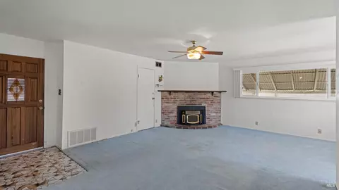 Living - 424 Acacia St, Fairfield, CA 94533 photo 2 of 3