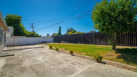 Exterior - 424 Acacia St, Fairfield, CA 94533 photo 6 of 8