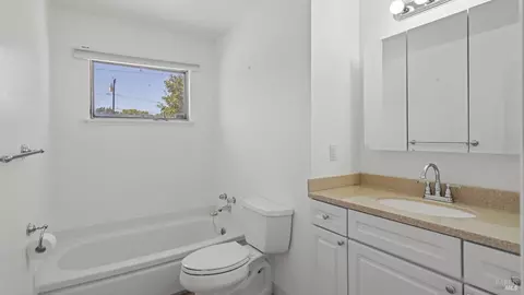 Bath - 424 Acacia St, Fairfield, CA 94533 photo 1 of 2