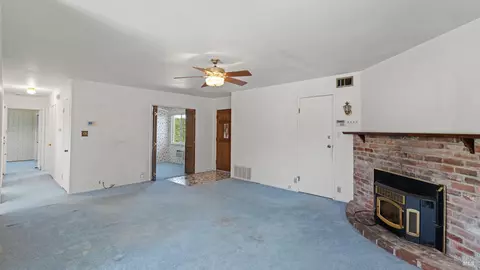 Living - 424 Acacia St, Fairfield, CA 94533 photo 3 of 3