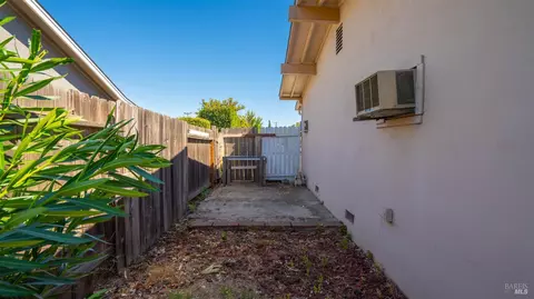 Exterior - 424 Acacia St, Fairfield, CA 94533 photo 7 of 8