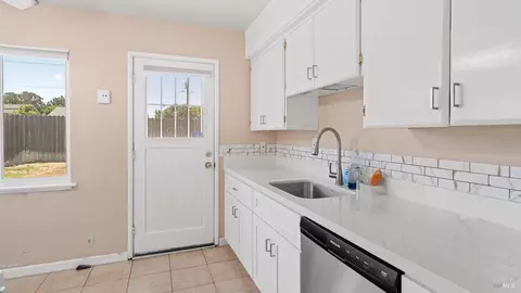 Kitchen - 424 Acacia St, Fairfield, CA 94533 photo 2 of 2