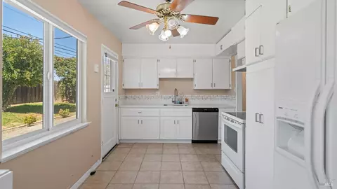 Kitchen - 424 Acacia St, Fairfield, CA 94533 photo 1 of 2