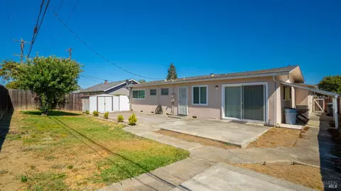 Exterior - 424 Acacia St, Fairfield, CA 94533 photo 3 of 8