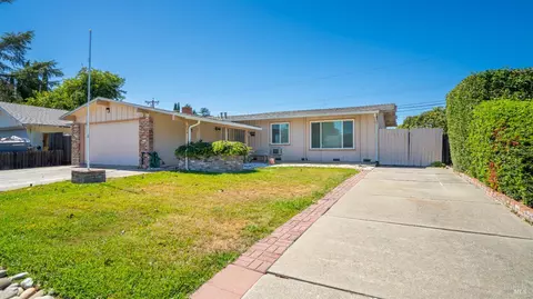 Exterior - 424 Acacia St, Fairfield, CA 94533 photo 1 of 8