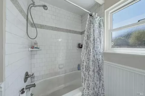 Bath - 3570 Leland Ln, Ukiah, CA 95482 photo 2 of 3