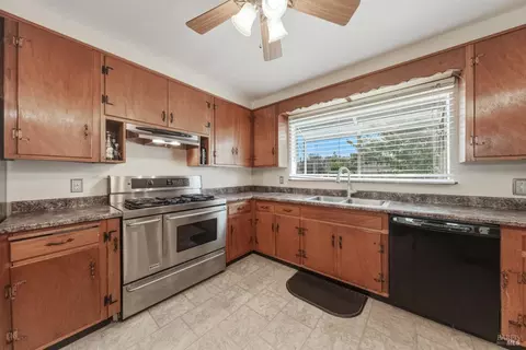 Kitchen - 3570 Leland Ln, Ukiah, CA 95482 photo 3 of 4