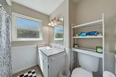 Bath - 3570 Leland Ln, Ukiah, CA 95482 photo 1 of 3
