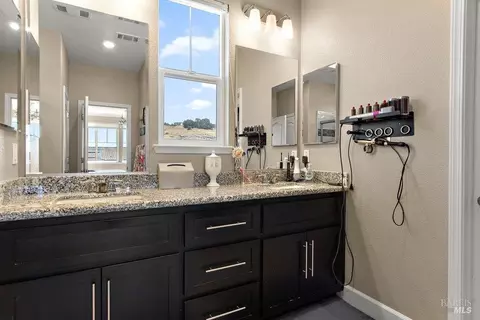 Bath - 8879 Blue River Dr, Vallejo, CA 94591 photo 4 of 6